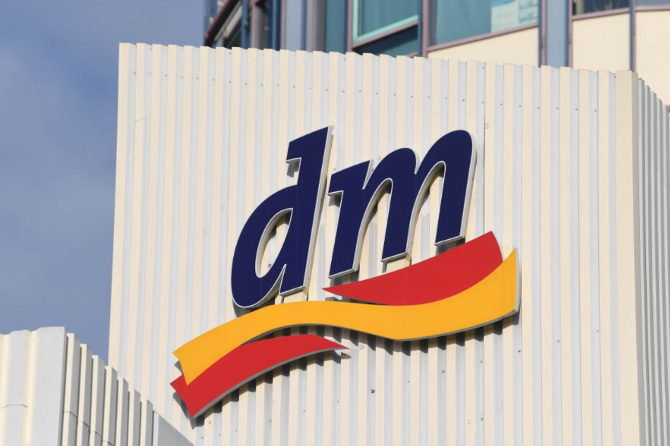 "dm" ist mit rund 3500 Filialen und 59.000 Mitarbeitern der größte Drogeriekonzern Europas.