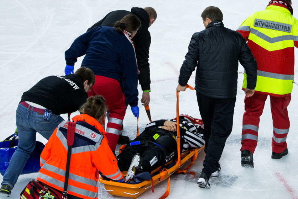 Nach dem Zusammenstoß mit einem Spieler wurde Linienrichter Andreas Kowert mit einer Trage vom Spielfeld getragen.