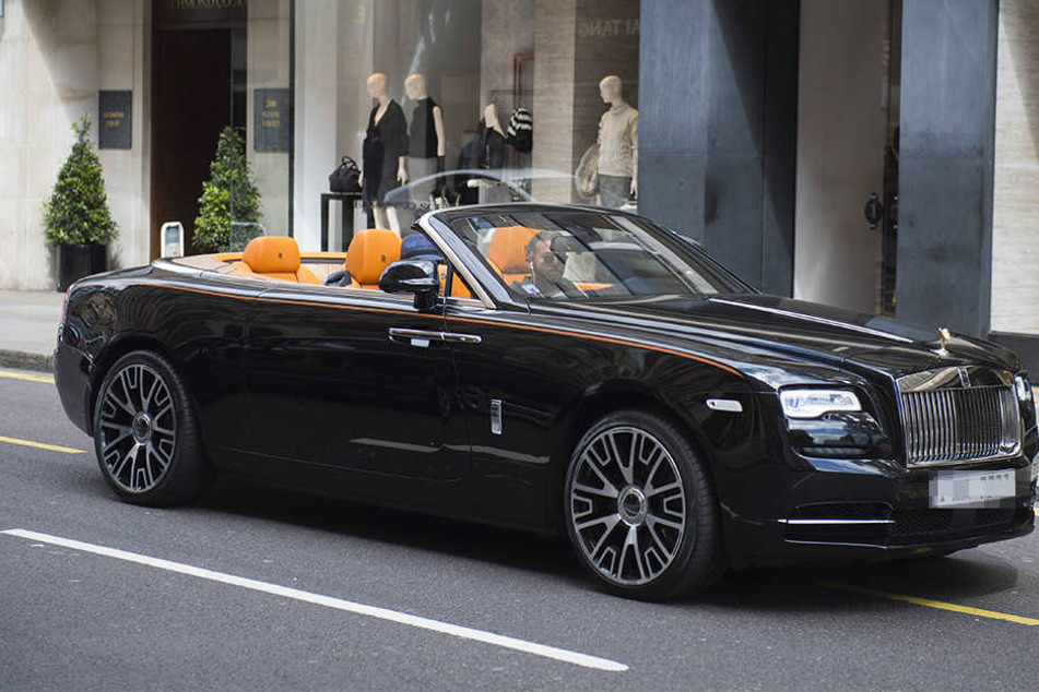 Mopedfahrer Landet In Rolls Royce Cabrio
