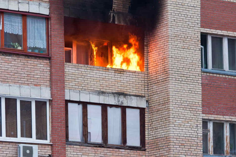 Der Brand machte die Wohnung der Eltern unbewohnbar (Symbolbild).