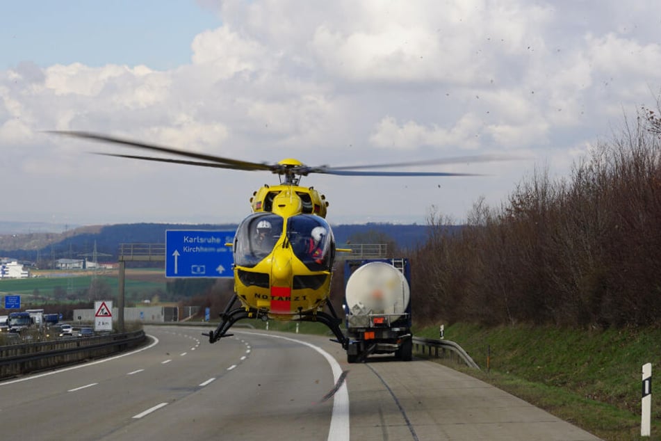 Ein Rettungshubschrauber landet auf der Autobahn.