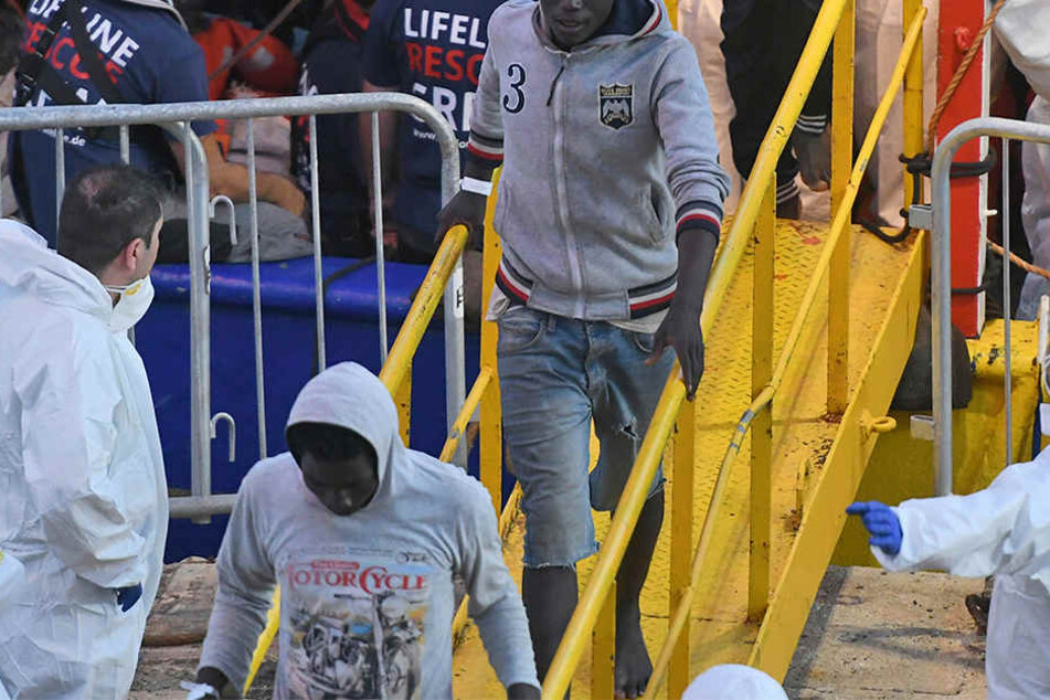 Rund 230 Migranten kamen vor rund einer Woche mit der "Lifeline" auf Malta an. Einige verlassen die Insel nun wieder.