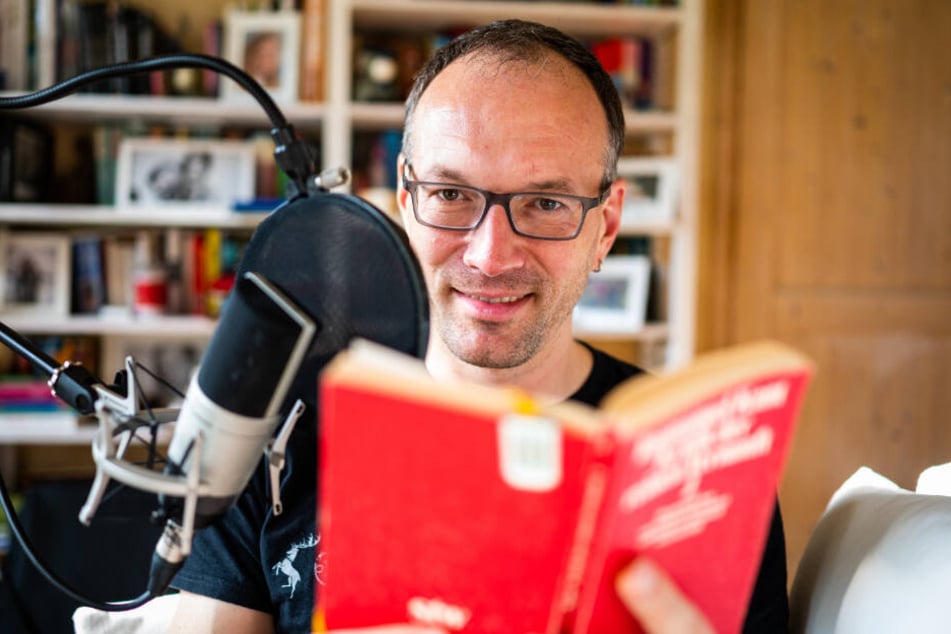 Informatiker Toby Baier liest aus einem Buch vor.
