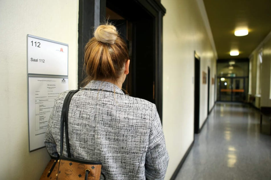 Büsra Y. steht vor dem Verhandlungssaal im Amtsgericht Bergedorf.