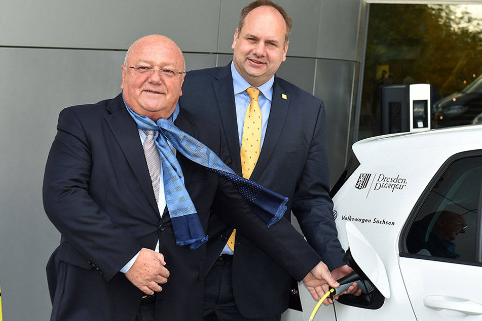 Siegfried Fiebig (61), Sprecher der Geschäftsführung von Volkswagen Sachsen,
und Dresdens Oberbürgermeister Dirk Hilbert (45, FDP).