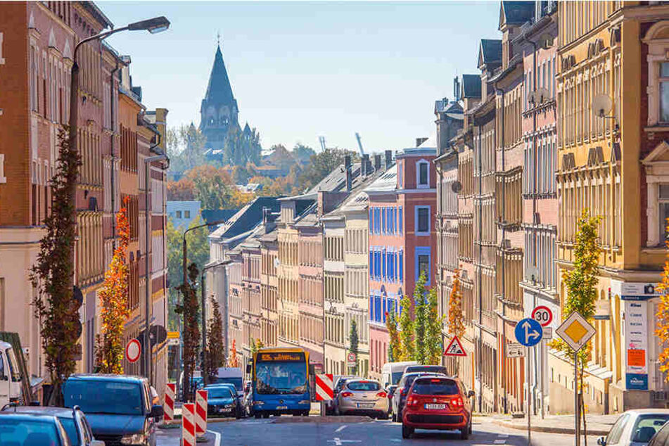 Die Zietenstraße zieht sich quer über den Sonnenberg. Sie wird flankiert von renovierten Häusern mit historischen Fassaden, wurde mit Tempo 30 auch verkehrsberuhigt.