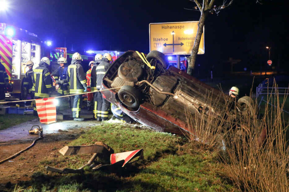 Die Feuerwehr sicherte das Fahrzeug während des Einsatzes mit Seilen ab.