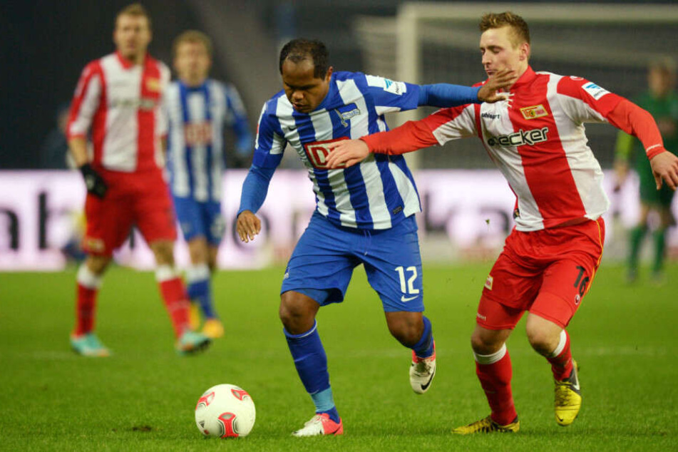 Herthas Ronny beim letzten Aufeinandertreffen gegen Unions Christoph Menz.