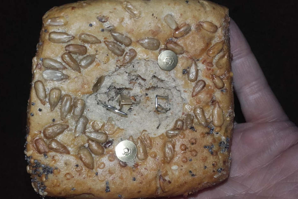 Dieses gespickte Brötchen fanden Mitarbeiter in den Futterspenden.