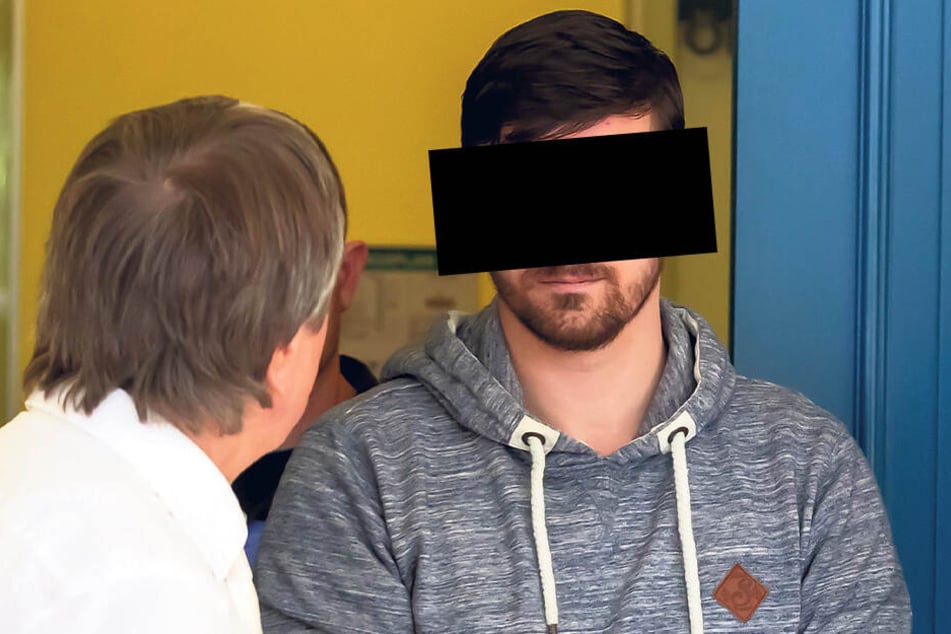 Hardy G. mit seinem Anwalt im Amtsgericht. Der Hartmannsdorfer wurde zu drei Jahren Haft verurteilt.