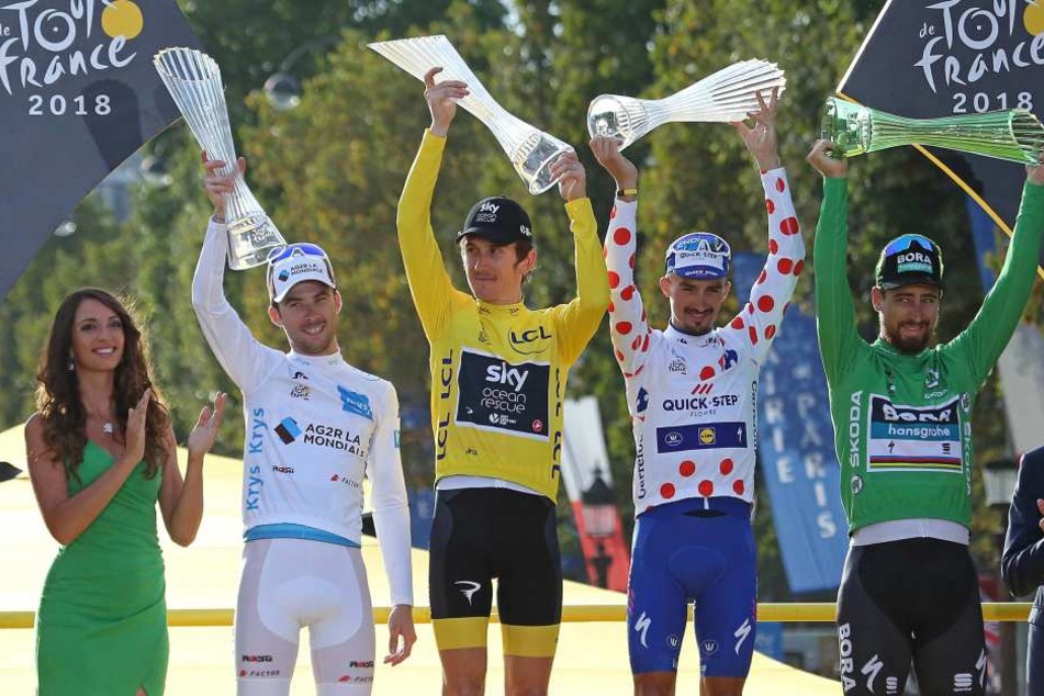 Geraint Thomas (gelbes Trikot) mit seinem Pokal bei der Siegerehrung.