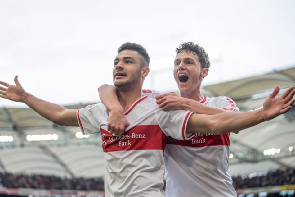 Bejubelt seinen Treffer zum 3:0 gegen Hannover mit Verteidiger-Kollege Benjamin Pavard (r.): Ozan Kabak (l.).