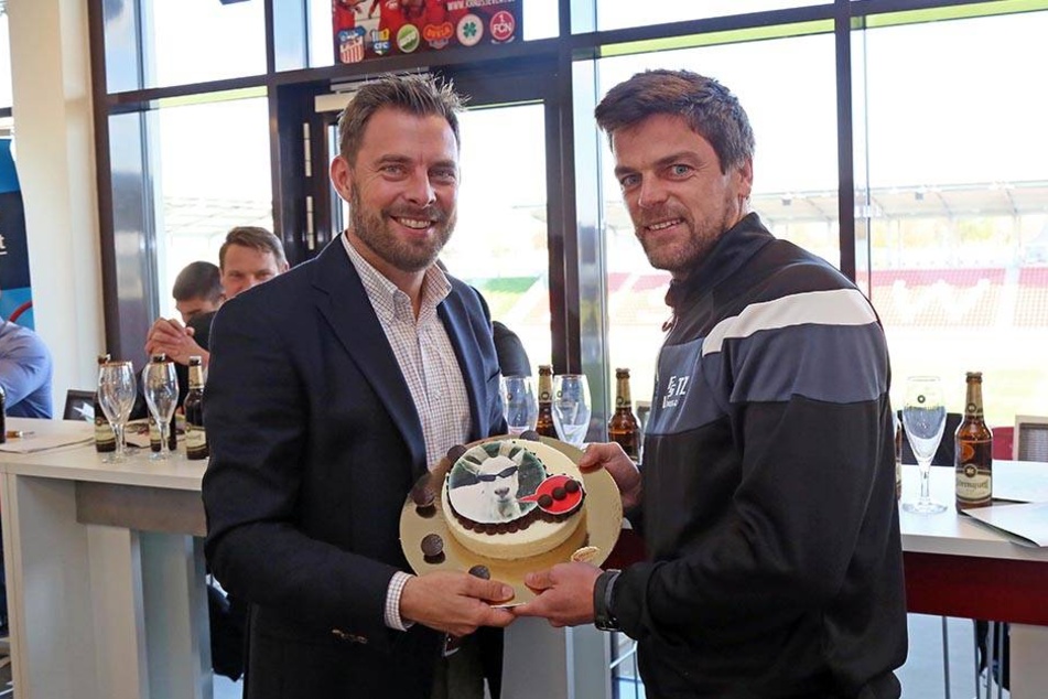 Was für eine coole Torte! Geburtstagskind Torsten Ziegner (r.) hat es bestimmt geschmeckt.