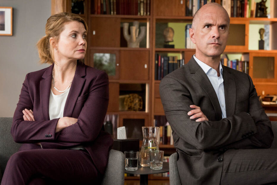 Annette Frier und Christoph Maria Herbst als verkrachtes Ehepaar in der neuen Sitcom "Merz gegen Merz".