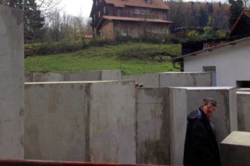 Das Mahnmal vor Höckes Haus.