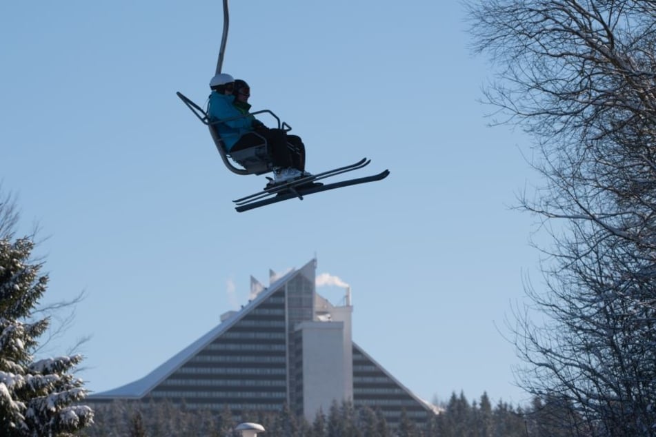 Skifahrer sitzen in Oberhof (Thüringen) auf einem Sessellift.