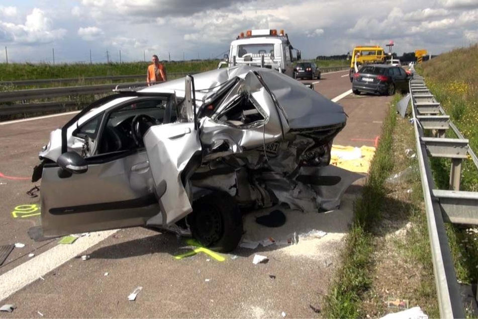 Das Honda-Wrack lässt erahnen, mit welcher Wucht der Audi auf seinen Vordermann aufgefahren sein muss.