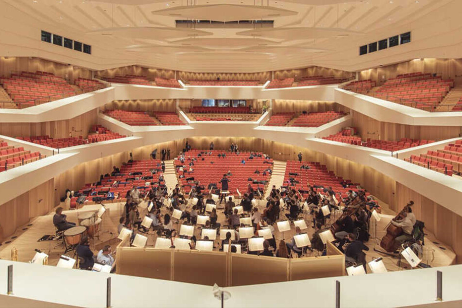 Die Musiker durften im neuen Saal schon mal "probehören".
