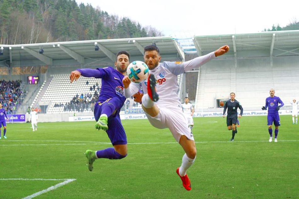 Calogero Rizzuto (l.) im Zweikampf mit dem Bochumer Tim Hoggland.