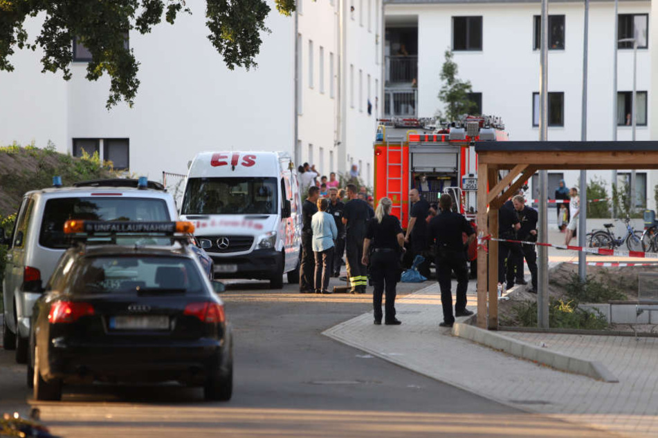 Einsatzkräfte am Unfallort.