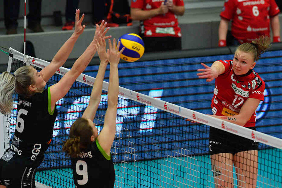 Piia Korhonen war auch im dritten Duell die DSC-Topscorerin. Hier scheitert sie aber am Aachener Block.