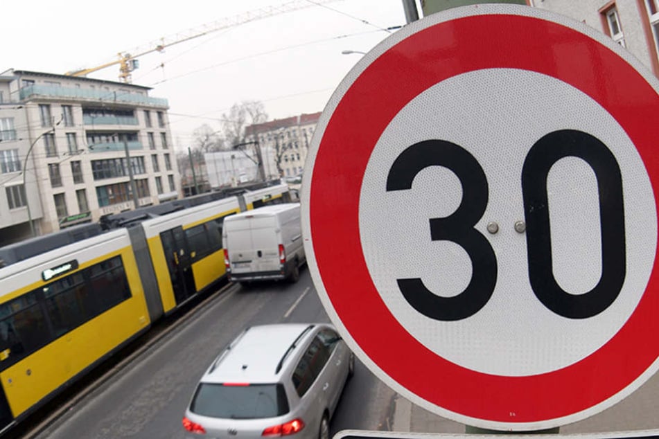 Nicht nur die Ausweitung der Tempo-30-Zonen wird debattiert, auch die Einschränkung von Raser mittels Blitzer ist heißes Thema.