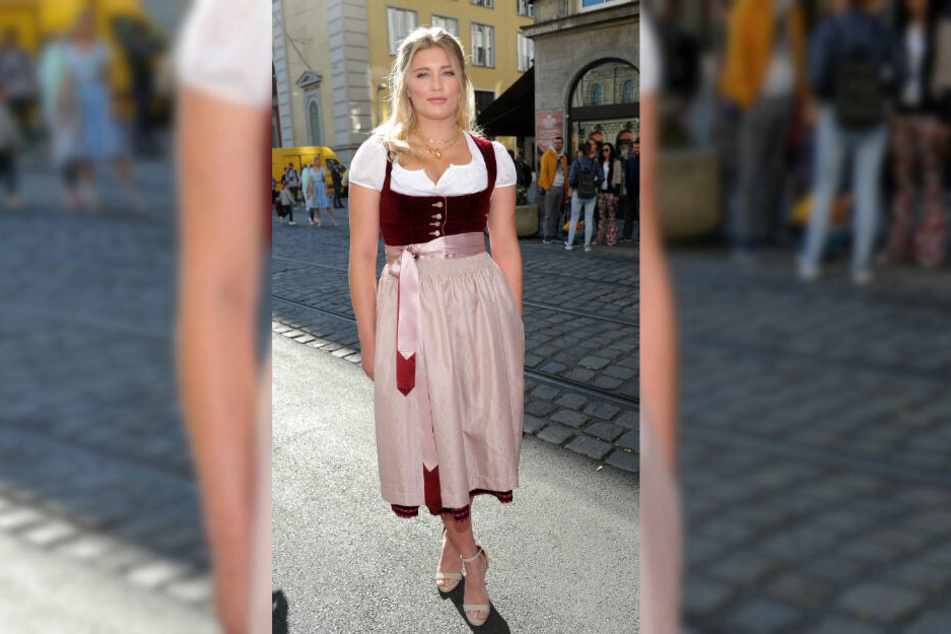 Luna Schweiger zeigte sich am Rande des Münchener Oktoberfestes im feschen Dirndl.