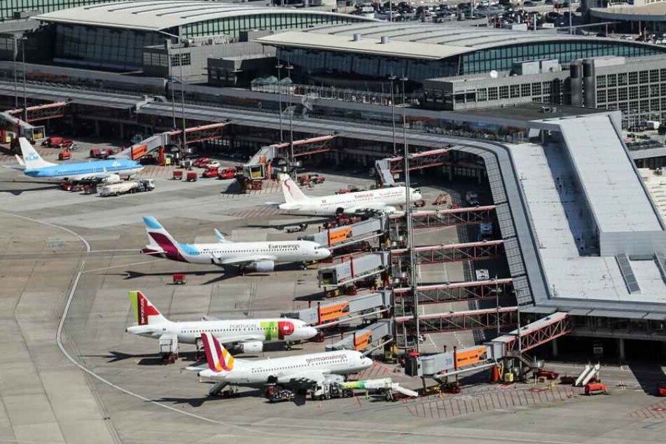 In einer Technikhalle hatte es am Sonntagabend im Hamburger Flughafen gebrannt.