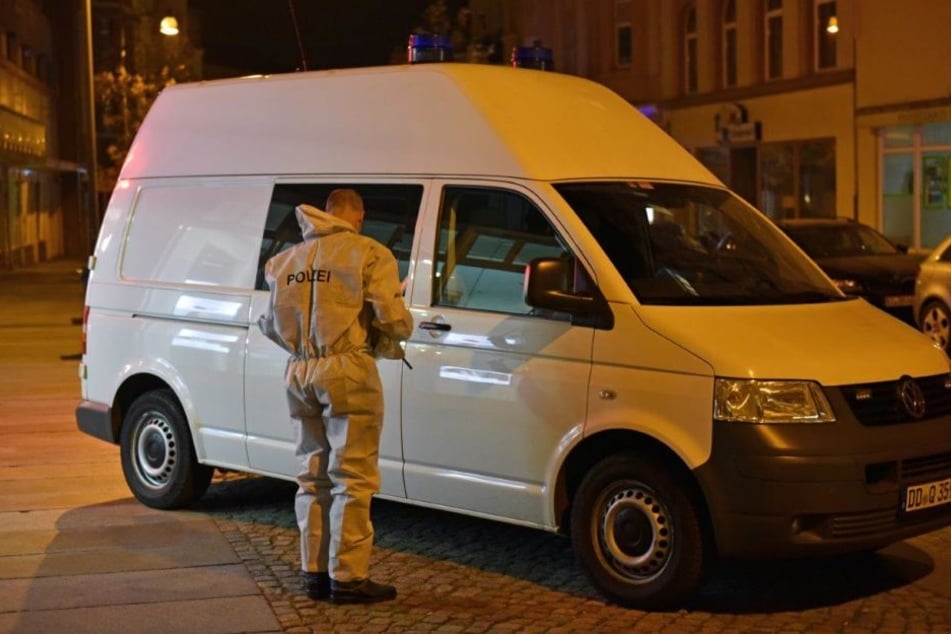 Die Ermittler stehen vor der Wohnung in der Karl-Marx-Straße in Bautzen.