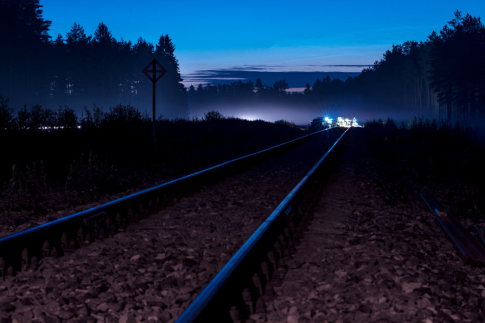 Bei Gleisarbeiten ist in der Nacht zum Donnerstag in Linz am Rhein ein Baufahrzeugder Bahn entgleist.