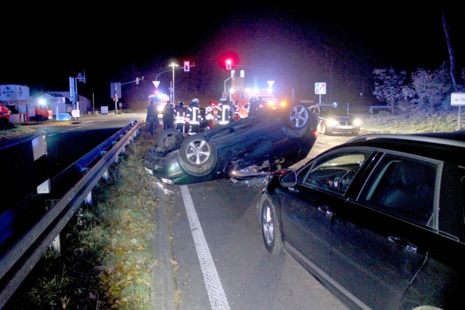 Nach dem Unfall mussten beide Fahrzeuge abgeschleppt werden.