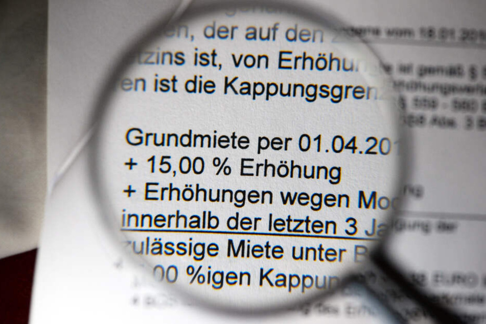 Auf einem Schreiben wird eine Mieterhöhung angekündigt. (Symbolbild)