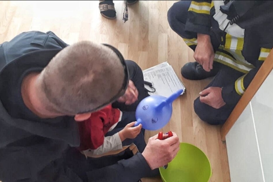 Die Feuerwehr half dem Kind aus seiner misslichen Lage.