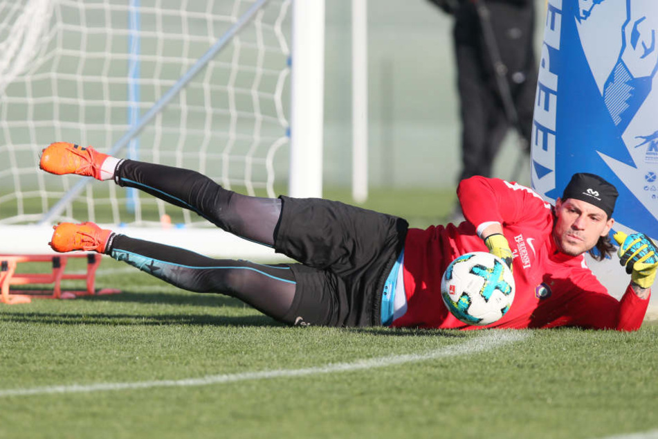Der Vertrag von Keeper Daniel Haas wurde bis 2019 verlängert.
