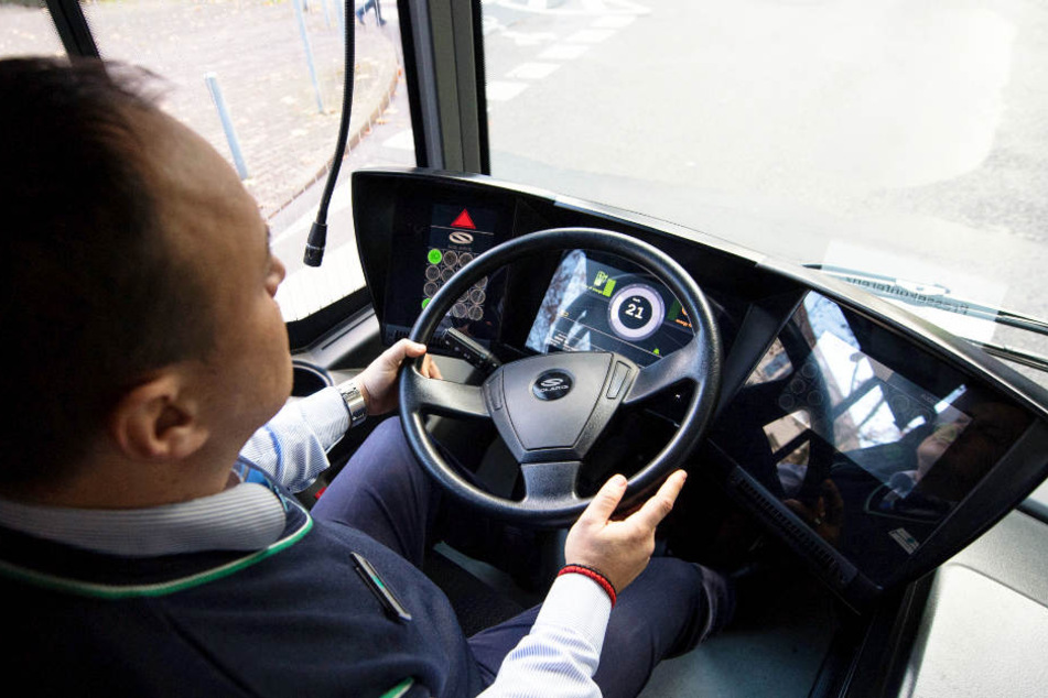 Um einen Crash zu vermeiden, stieg der Busfahrer in die Eisen. (Symbolbild)