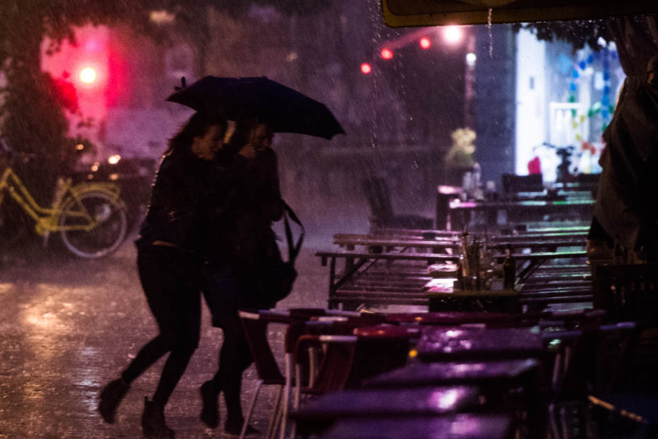 Der Deutsche Wetterdienst erwartet Starkregen in Hamburg (Archivbild).