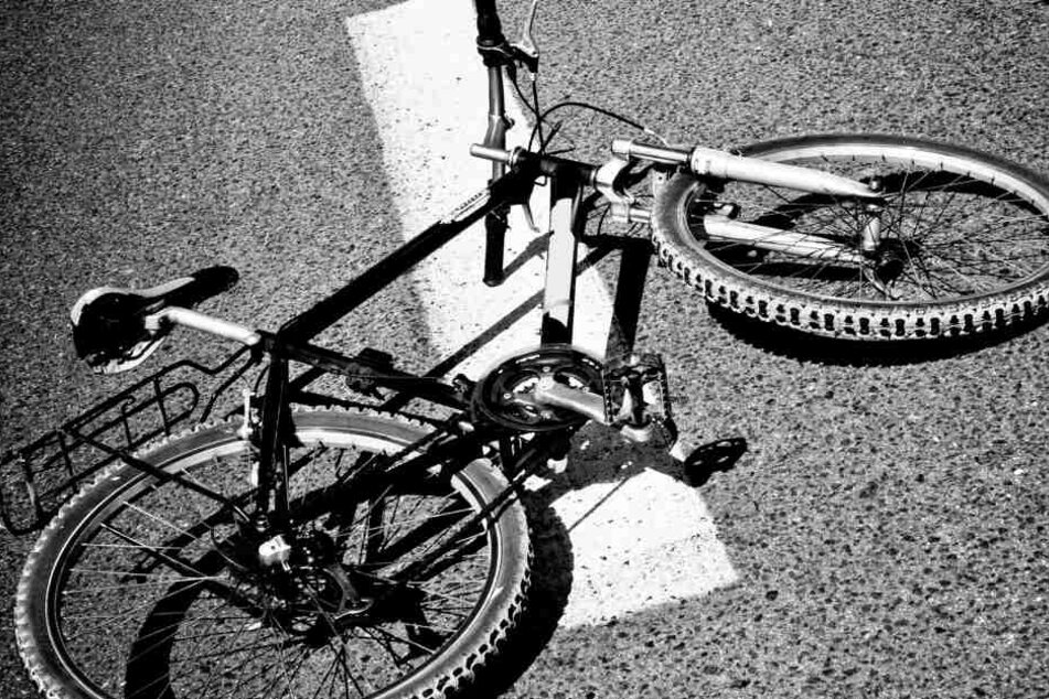 Die 60-jährige Radlerin starb am Montagmittag noch an der Unfallstelle. (Symbolbild)