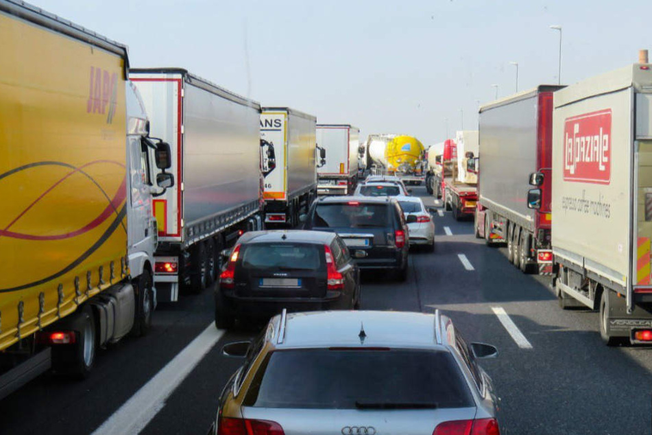 Wegen des Unfalls ist die A1 gesperrt.
