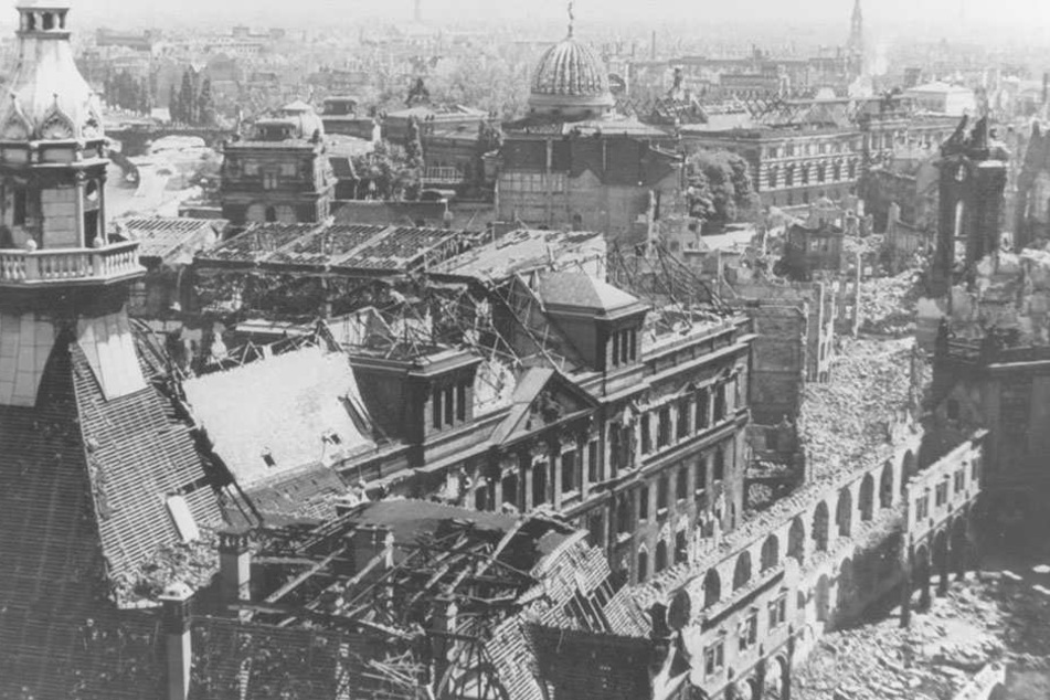 Nach den Bombenangriffen am 13. und 14. Februar liegt Dresden in Schutt und Asche.