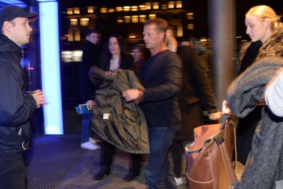 Til Schweiger und seine neue Freundin Sandra eilen über den roten Teppich ins Kino.