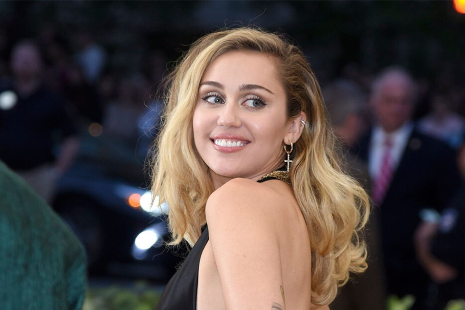 Fans von Miley Cyrus müssen derzeit stark sein, denn die US-amerikanische Sängerin und Schauspielerin liegt wegen einer Mandelentzündung im Krankenhaus.
