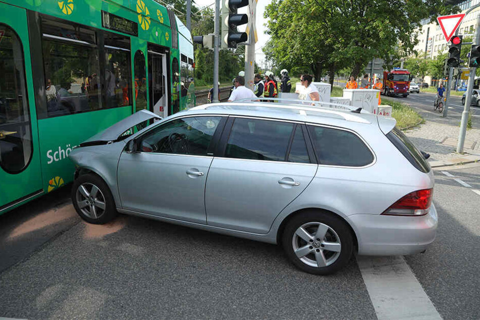 Bei dem Unfall sprang die Bahn aus den Gleisen!