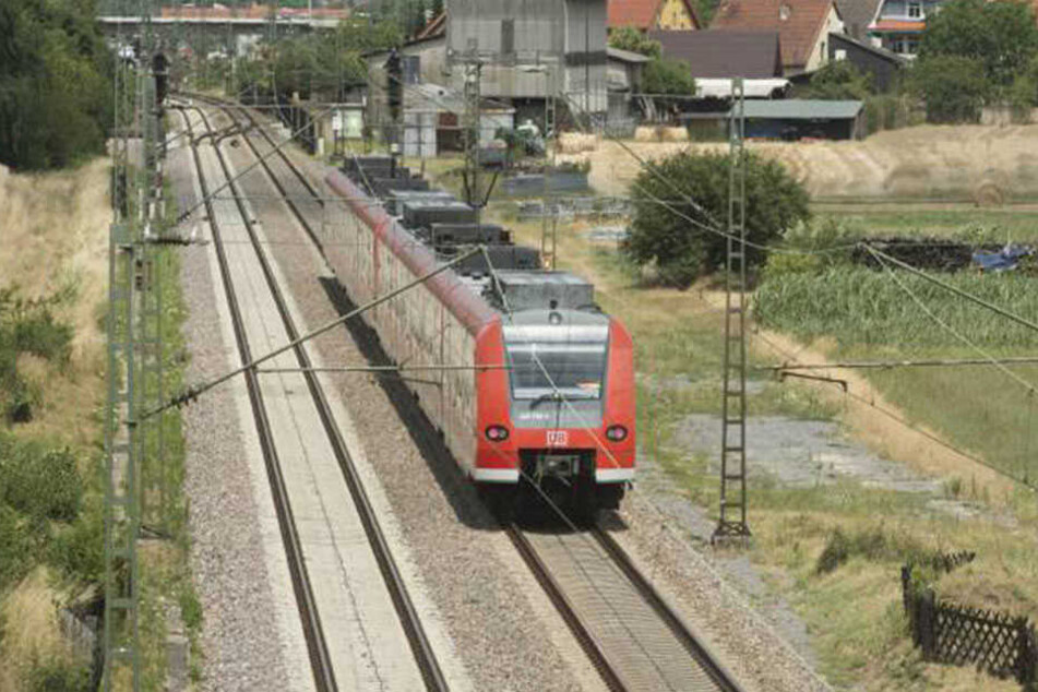 Die Frau rannte einfach auf die Gleise. Der Zug konnte nicht mehr rechtzeitig bremsen. (Symbolbild)