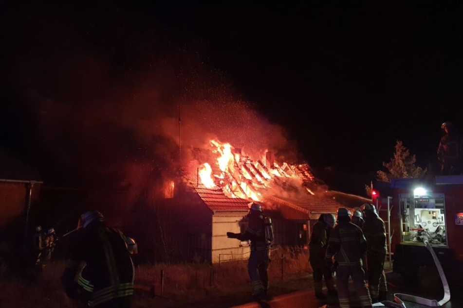 Als die Kameraden eintrafen, stand das Einfamilienhaus bereits in Vollbrand.