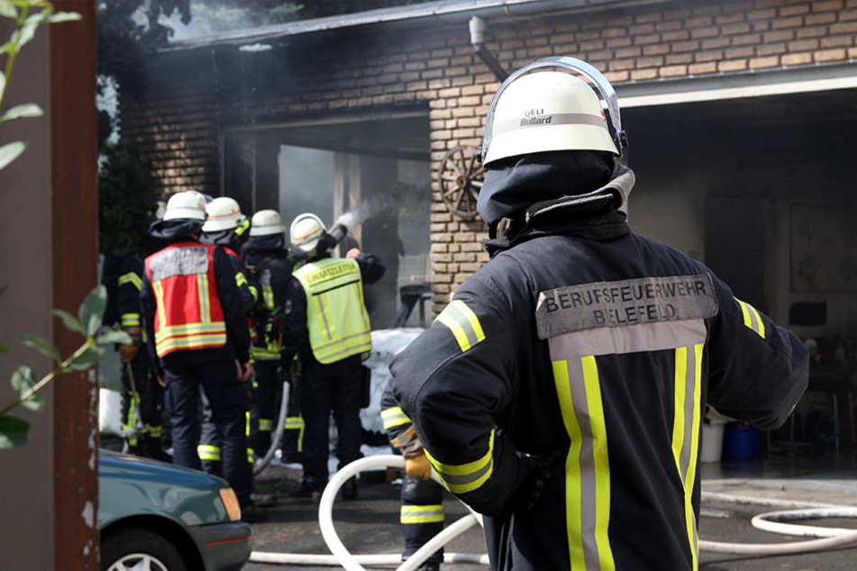 Die Feuerwehr musste den Wagen mit Löschschaum eindecken.