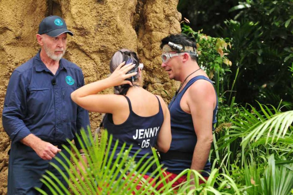 Die Schwester einer Prominenten Jenny und Doku-Soap-Mega-Star Matthias müssen zur Prüfung "Termi(e)ten, kaufen, wohnen" antreten! Dr. Bob (l.) vergewissert sich, dass die beiden alles verstanden haben.