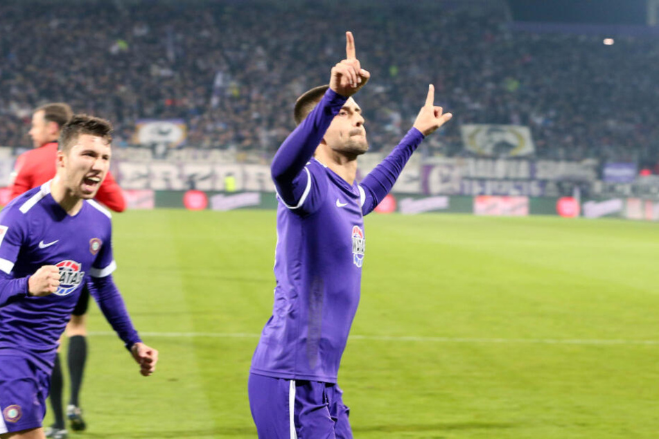 Da gingen die Zeigefeinger hoch: Dimitrij Nazarov feiert seinen verwandelten Elfer gegen St. Pauli.