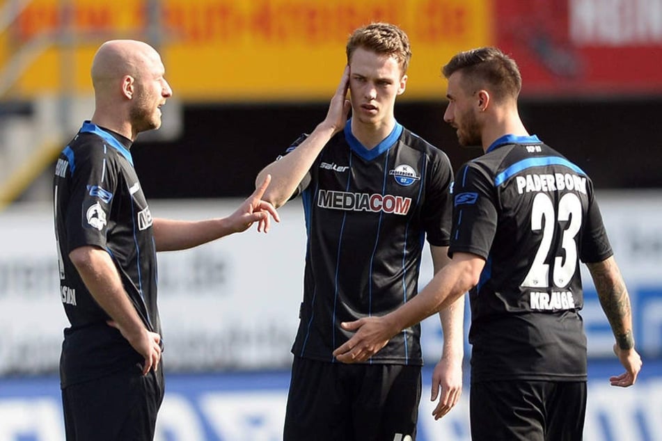 Auch die Spieler Tim Sebastian (li.), Sebastian Schonlau und Robin Krauße (re.) haben viel Gesprächsstoff nach der Niederlage.