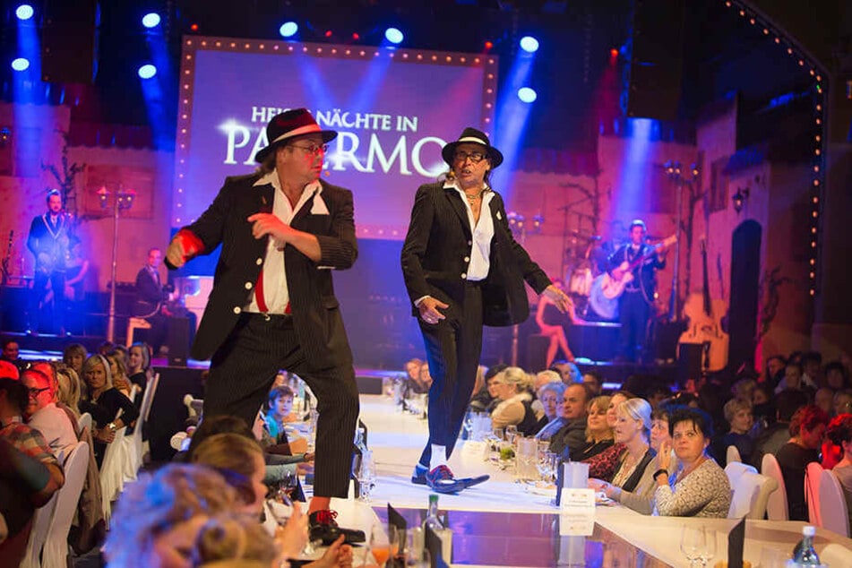 Die Show-Stars „Schlicht & Kümmerling“ alias Joachim Lippmann (59) und
Kai Neumayer (49) sind die Publikumslieblinge bei „Mafia Mia“.