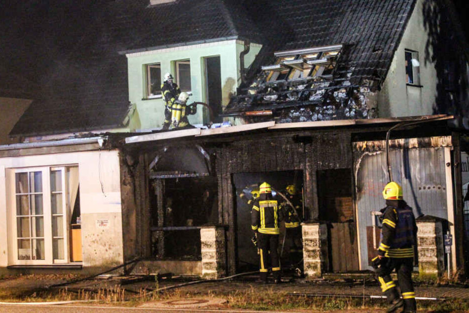 Den Brand im Haus konnten die Feuerwehrleute noch löschen.